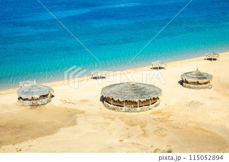 Sable Blanc sand beach with straw huts and turquoise sea, Tajourah region, Djibouti, Horn of Africa 115052894