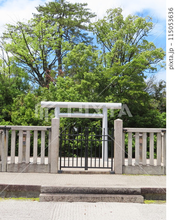 白河天皇成菩提院陵、しらかわてんのうじょうぼだいいんのみささぎ、石製の白い鳥居、縦位置 白河天皇成菩提院陵、しらかわてんのうじょうぼだいいんのみささぎ、石製の白い鳥居、縦位置 115053636