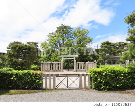 白河天皇成菩提院陵、しらかわてんのうじょうぼだいいんのみささぎ、全景青空コピースペース、ロング 115053637