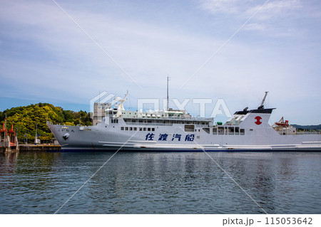 【新潟県･佐渡】小木港に入港する、こがね丸 115053642