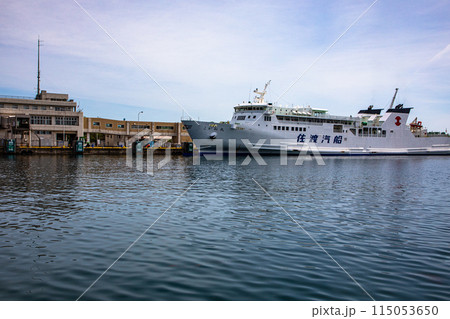 【新潟県･佐渡】小木港に入港する、こがね丸 115053650