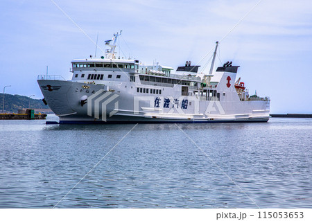 【新潟県･佐渡】小木港に入港する、こがね丸 115053653