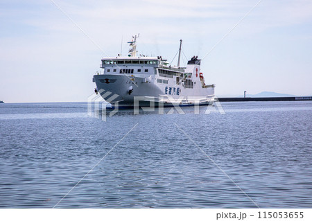 【新潟県・佐渡】小木港に入港する、こがね丸 【新潟県・佐渡】小木港に入港する、こがね丸 115053655