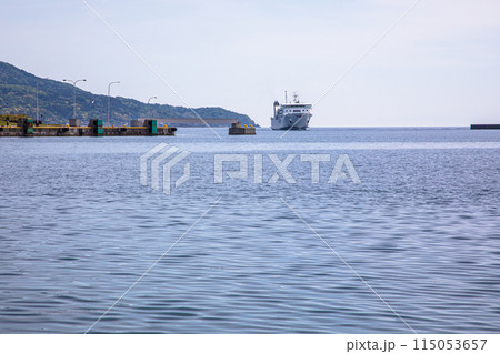 【新潟県・佐渡】小木港に入港する、こがね丸 【新潟県・佐渡】小木港に入港する、こがね丸 115053657