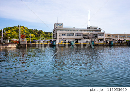 【新潟県･佐渡】小木港に入港する、こがね丸 115053660
