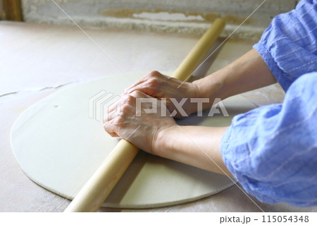 手打ちそば体験でそば粉を伸している女性 手打ちそば体験でそば粉を伸している女性 115054348
