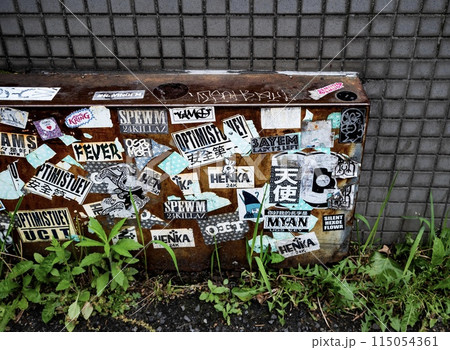 公共物に迷惑な落書きやシールが貼られている風景 115054361
