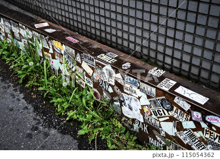 公共物に迷惑な落書きやシールが貼られている風景 115054362