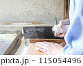 手打ちそば体験でそば粉を切っている女性 115054496