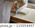 手打ちそば体験でそば粉を切っている男性 115054497