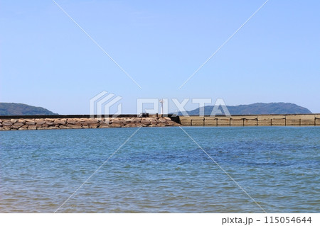 福岡　百道浜　防波堤　白灯台の見える風景 115054644