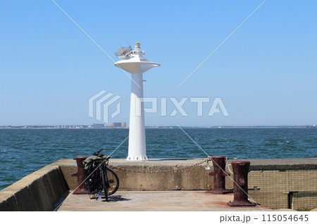福岡　百道浜　防波堤　白灯台の見える風景 115054645