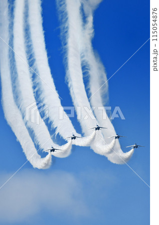 ブルーインパルスのアクロバット飛行 115054876
