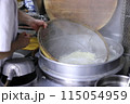 手打ちそば体験でそばを茹でている 115054959