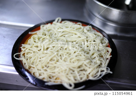 手打ちそば体験でのそばの茹であがり。少し太めの麺 115054961