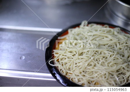手打ちそば体験でのそばの茹であがり。少し太めの麺 手打ちそば体験でのそばの茹であがり。少し太めの麺 115054963