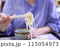 手打ちそば体験でそばを食べている女性 115054973