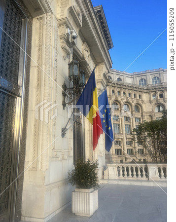 ルーマニア　国会議事堂と三色旗 115055209