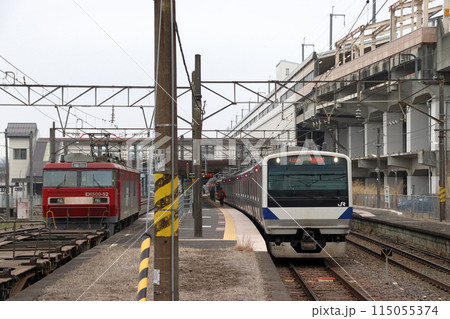 新白河駅を通過する貨物列車と停車中の黒磯行東北本線E531系電車 115055374
