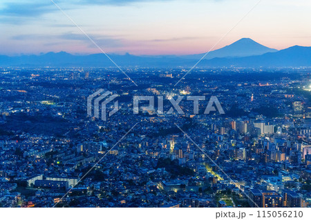 （神奈川県）横浜ランドマークタワーから望む西横浜の街並みと富士山 115056210