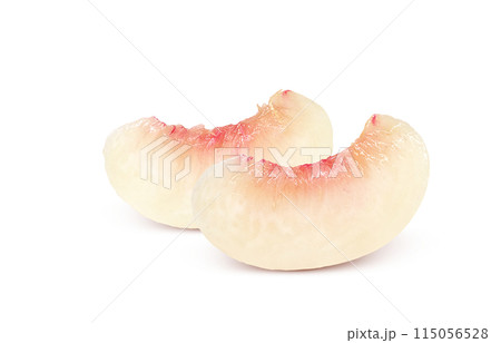 カットした桃のイラスト リアル 白バック 115056528