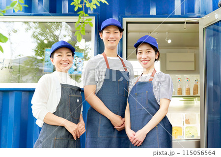 笑顔で視線を向けるアイスクリームの販売スタッフ 笑顔で視線を向けるアイスクリームの販売スタッフ 115056564