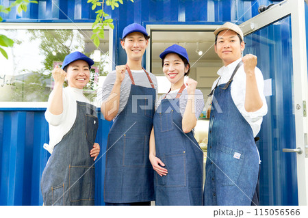 笑顔で視線を向ける飲食店の販売スタッフ 115056566