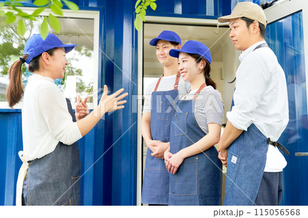 ミーティングを行う飲食店のスタッフ 115056568