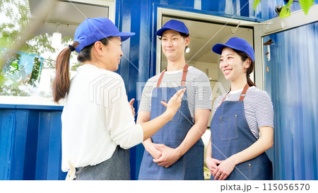 ミーティングを行う飲食店のスタッフ 115056570