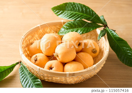 かごに盛った大粒のびわ 115057416