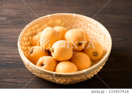 かごに盛った大粒のびわ 115057418