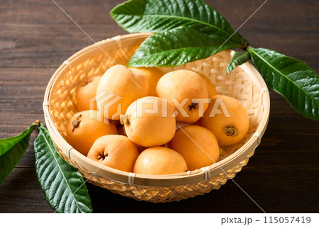 かごに盛った大粒のびわ 115057419