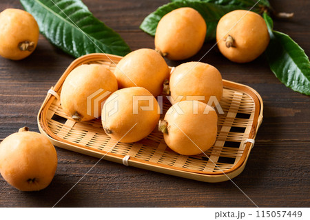 ざるに盛った大粒のびわ ざるに盛った大粒のびわ 115057449