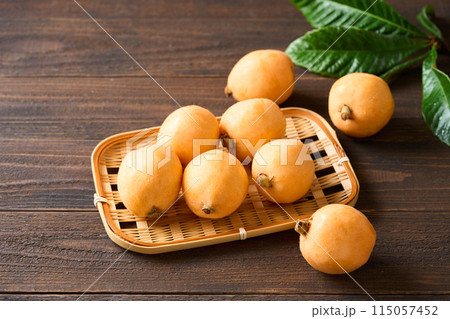 ざるに盛った大粒のびわ 115057452