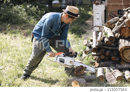 チェーンソーで木材をカットする男性 チェーンソーで木材をカットする男性 115057563