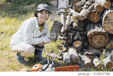 薪をカットする女性 115057706