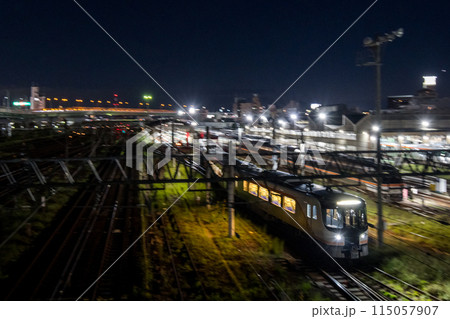【名古屋車両区】夕暮れの名古屋車両区から出庫する列車 115057907