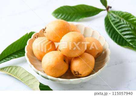皿に盛った大粒のびわ 115057940