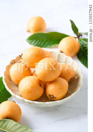 皿に盛った大粒のびわ 115057942