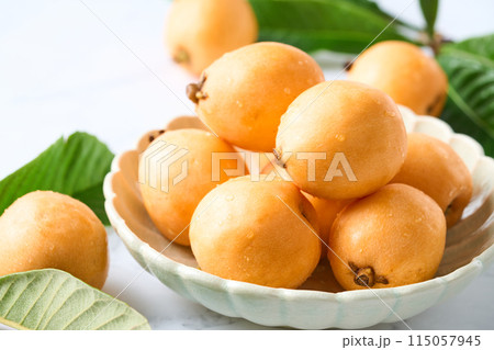 皿に盛った大粒のびわ 115057945