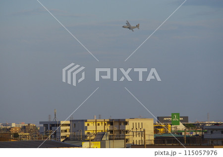 低空飛行を行うC-130ハーキュリーズ 115057976