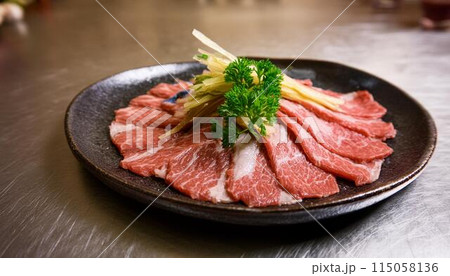 黒皿に乗ったサシ入りお肉4 115058136