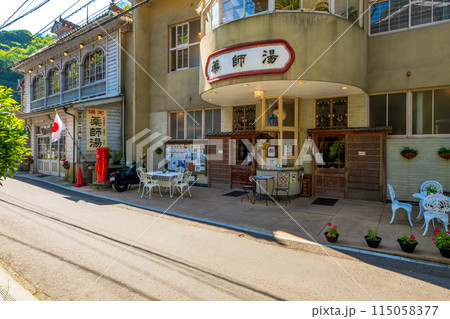 島根県　温泉津の町並み 115058377