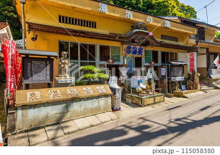 島根県　温泉津の町並み 115058380
