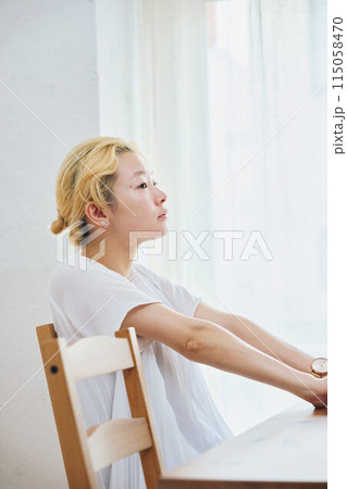 在宅ワークをする女性 在宅ワークをする女性 115058470
