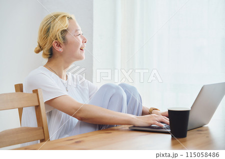 在宅ワークをする女性 在宅ワークをする女性 115058486