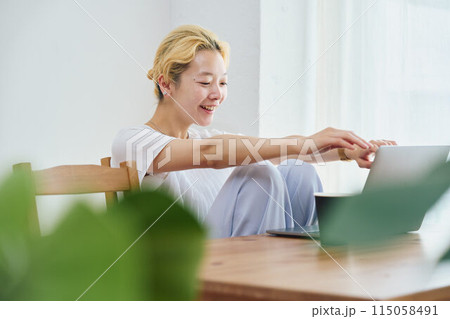在宅ワークをする女性 115058491