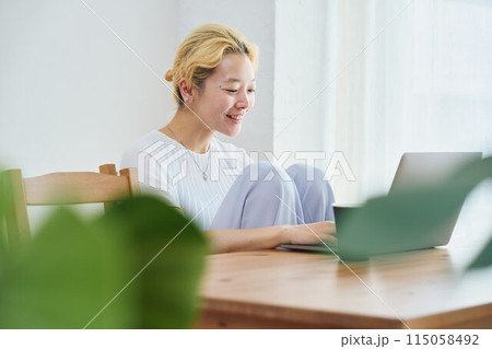 在宅ワークをする女性 115058492