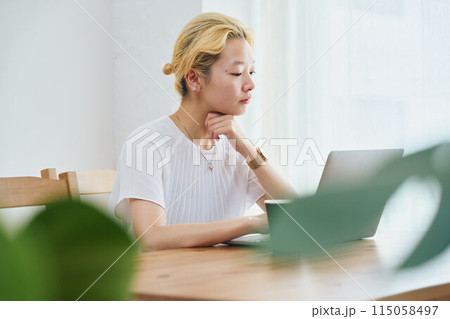 在宅ワークをする女性 115058497