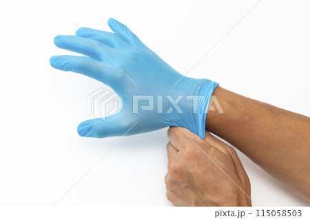 ゴム手袋を着用した男性の手 ゴム手袋を着用した男性の手 115058503